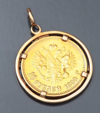null Pendentif en or jaune 750°/00 serti d'ne pièce de 10 roubles en or. 10.80 g