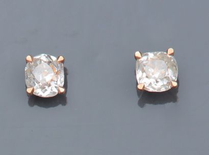 null Paire de boucles d'oreilles en or rose 750°/00, serties chacune d'un diamant...