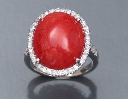 null Bague en or gris 750°/00 (tête d'aigle) sertie d'un cabochon de corail rouge,...