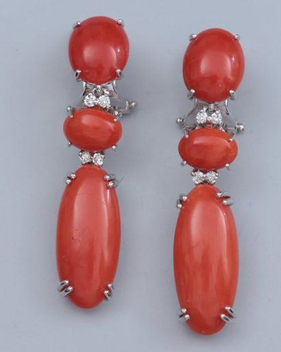 null Paire de boucles d'oreilles en or gris 750°/00 serties de cabochons de corail...