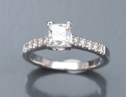 null Bague en or gris 750°/00, centrée d'un diamant taille princesse de 1.02 carat...