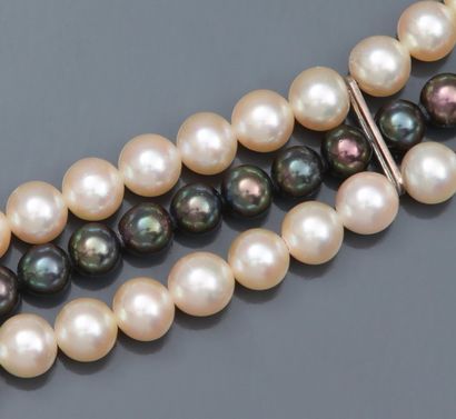 null Bracelet formé de trois rangs de perles de culture, blanches et grises. Fermoir...