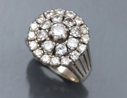 null Bague fleur en or gris 750°/00 fileté, sertie de diamants taille brillant. 7.50...