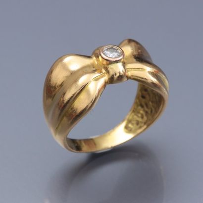 null Bague ruban en or jaune 750°/00 (tête d 'aigle) centrée d'un diamant taille...