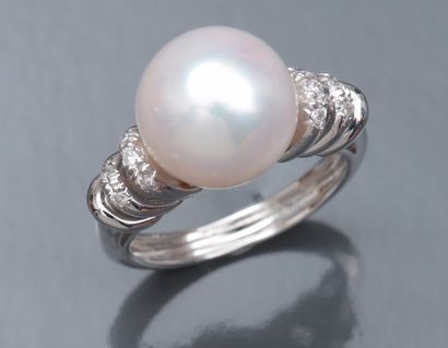 null Bague en or gris 750°/00 sertie d'une perle de culture diamètre 11.5/12mm, épaulée...