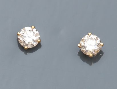 null Paire de boucles d'oreilles en or jaune 750°/00, serties chacune d'un diamant...