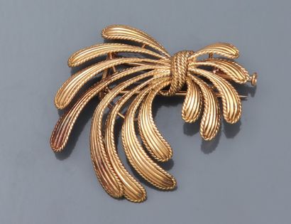 null Broche clip gerbe en or jaune 750°/00 (tête d 'aigle). Vers 1960. 14.90 g