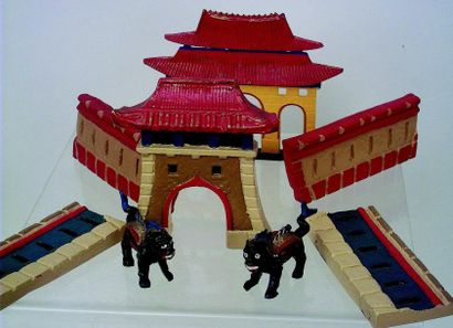 null Décor Chinois avec deux dragons et porte en métal, quatre fortifications et...