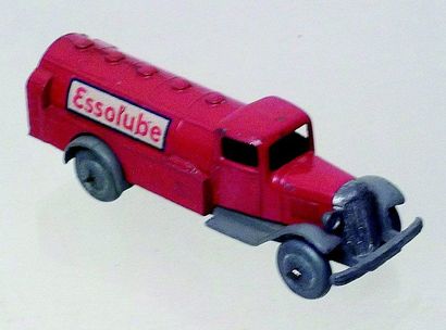 null Camion transport d'essence avec marque ESSOTUBE rouge.