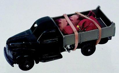 null Camion transport de sac, vert et benne soulevante avec hayon mobile grise.