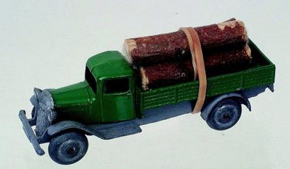 null Camion vert transport de bois.