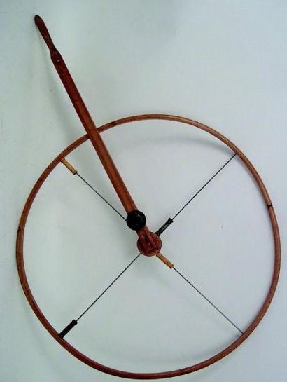 null Cerceau en bois à sonnerie avec manche. Diamètre ; 50 cm/ L 75 cm.