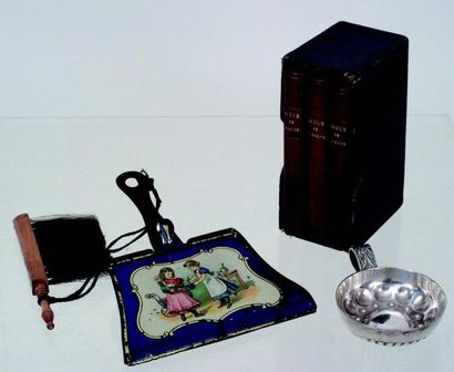 null Tastevin miniature en métal argenté + cartonnage contenant trois ouvrages religieux...