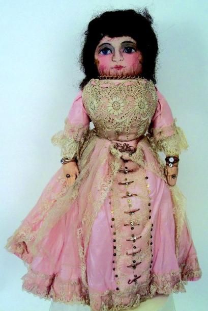 null «POLLY» Originale poupée en tissu avec visage peint avec habillage en soie rose...