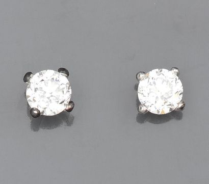 null Paire de puces en or gris 750°/00 (hibou), serties chacune d'un diamant taille...