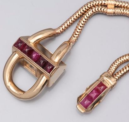 BOUCHERON Montre cadenas Vintage en or jaune 585°/00 à boitier serti de rubis coussins...