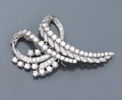 null Broche pendentif volute en or gris 750°/00 (hibou) sertie de diamants taille...