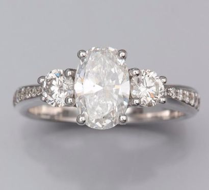 null Bague en or gris 750°/00 (hibou) sertie d'un diamant ovale de 1.32 carat couleur...
