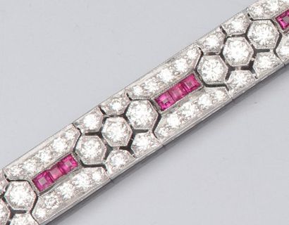 null Bracelet ruban en or gris 750°/00 serti de diamants taille brillant et rubis...