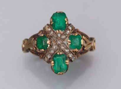 null Petite bague ancienne en or 585°/00 sertie d 'émeraudes et de diamants taillés...