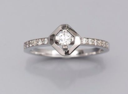 null Bague en or gris 750°/00 (tête d'aigle) sertie d'un diamant radiant épaulé de...