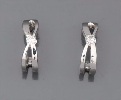 null Paire de boucles d'oreilles rubans croisés en or gris 750°/00 (tête d'aigle)...