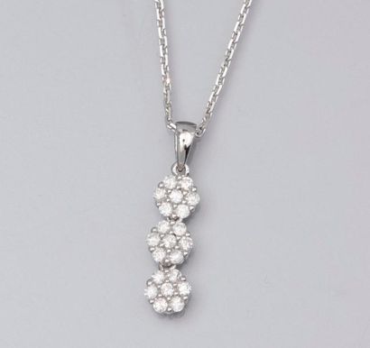 null Fine chaîne et pendentif en or gris 750°/00 (tête d'aigle) , serti de diamants...