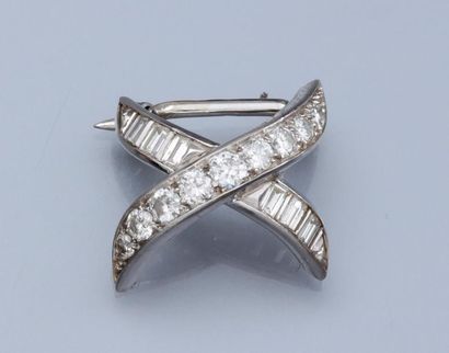MELLERIO Petite broche ruban croisé en platine et or gris 750°/00,, sertie de diamants...