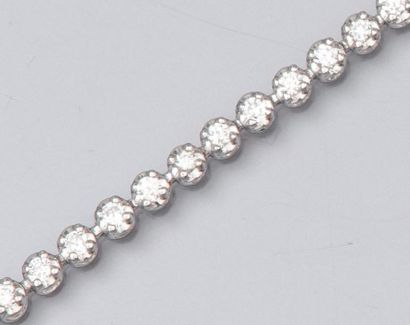 null Fin bracelet ligne en or gris 750°/00 (hibou) serti de diamants taille brillant....