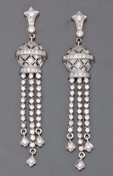 null Paire de boucles d'oreilles en or gris 750°/00 (hibou) serties de diamants taille...