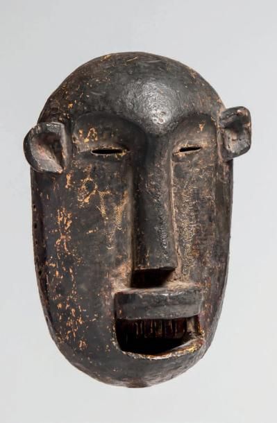 null MAKOUA/MAKONDE, Tanzanie.
Très ancien masque en bois lourd représentant un visage...