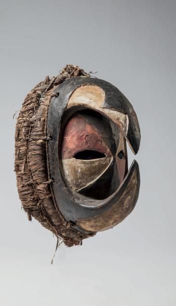 null AFIKPO, Nigéria. Ce masque polychrome d'un style très rare appartenait aux sociétés...