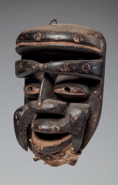 null BETE, Côte d'Ivoire. Masque classique à quatre cornes, bois clair noirci avec...