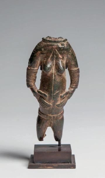 null BENIN, Nigéria. Remarquable buste en bronze à patine vert de gris. Le personnage...