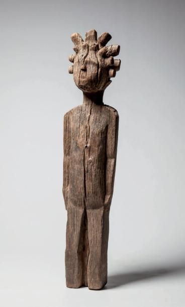 null SAKALAVE, Madagascar. Statue masculine portant les bras le long du corps. Bois...