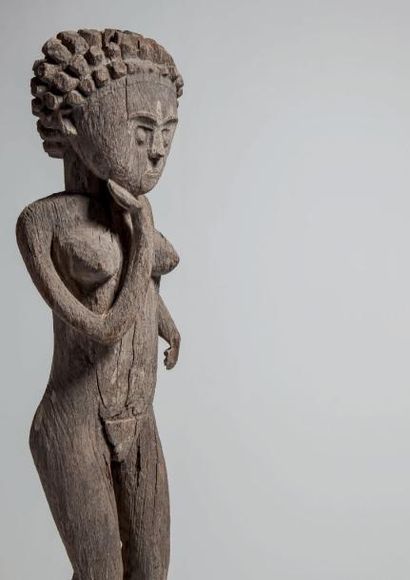 null MAHAFALY, Madagascar. Statue féminine en bois érodé à patine de pluie, elle...