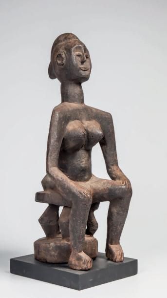 null IGALA/IDOMA, Nigéria. Cette représentation féminine en position assise pourrait...