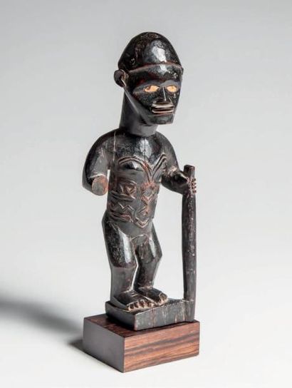 null BEMBE, République du Congo. Statuette d'ancêtre tenant une canne. Le torse et...