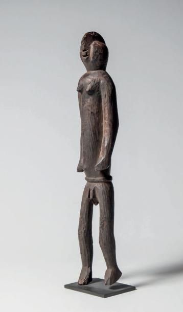 null MOSSI/GURUNSI, Burkina Faso. Cette statue féminine en bois lourd à patine noire...