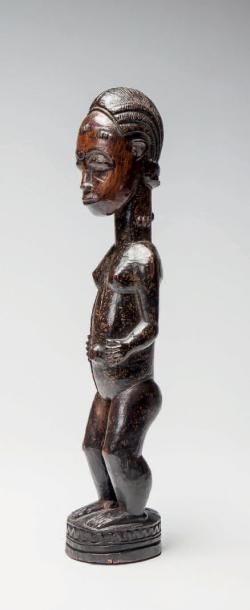 null BAOULE, Côte d'Ivoire. Statue féminine «Blolo Bla» en bois lourd patiné. Les...