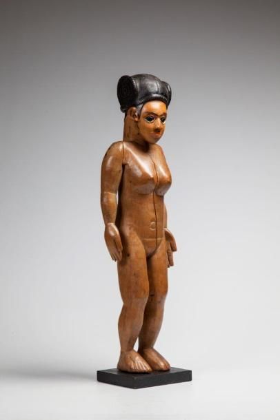 null ANTANOSY, Madagascar. Cette statue féminine en bois lourd à patine claire et...