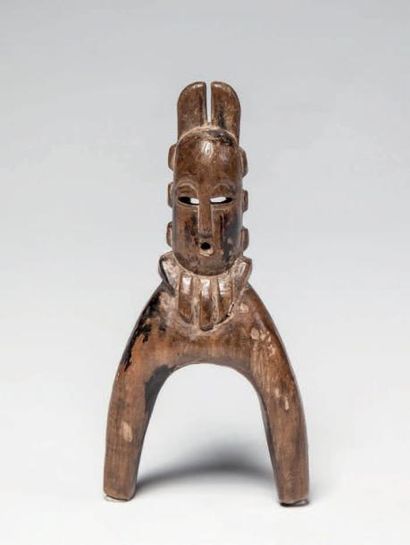 null SENOUFO, Côte d'Ivoire. Lance-pierre représentant un masque à corne. Bois clair,...