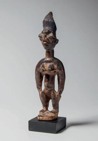 YORUBA, Nigéria. «Ibedji» féminin à la sculpture...