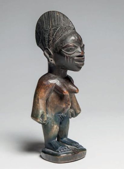 null YORUBA, Nigéria. Cette représentation féminine porte une tête hypertrophiée...