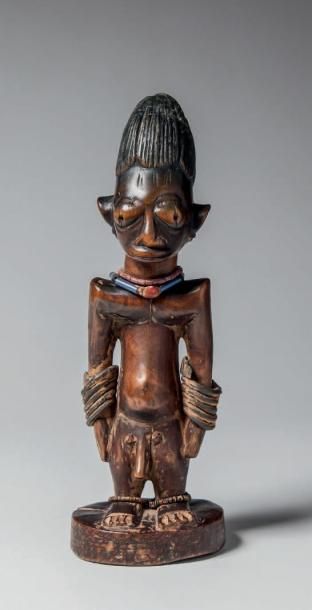 null YORUBA, Nigéria. Ibedji masculin d'un style rare, aux épaules relevées et au...