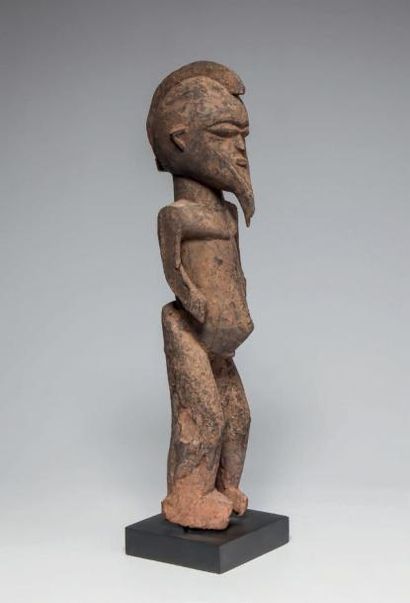 null LOBI, Burkina Faso. Statue masculine d'un ancêtre barbu se tenant le menton...