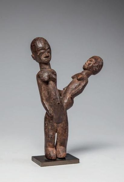 null LOBI, Burkina Faso. Statue maternité représentant une femme portant son enfant...