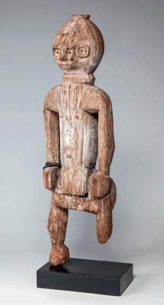 null ITSOKO/ISHAN, Nigéria. Statue masculine en bois érodé partiellement recouvert...