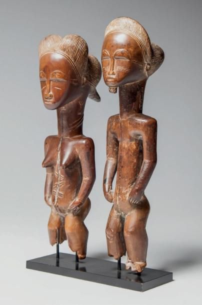 null BAOULE, Côte d'Ivoire.
Couple de statues «Asié Usu» représentant des esprits...