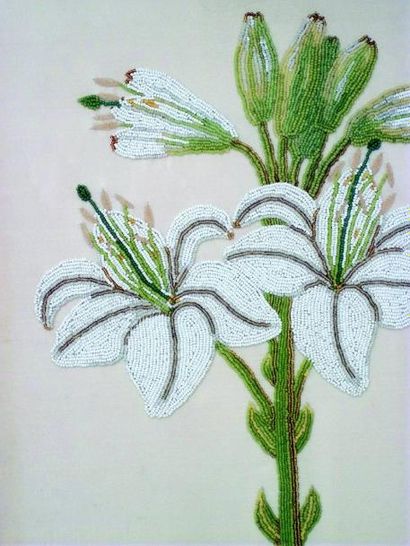 null Exceptionnel tableau représentant des fleurs blanches entièrement brodé de perles...
